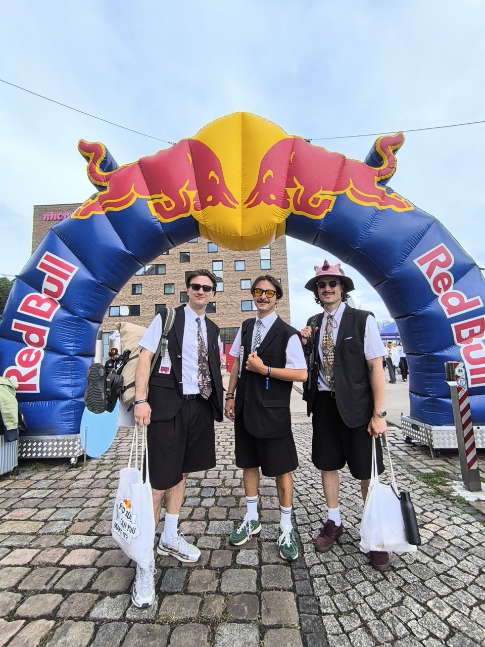 На фото изображены два участника команды   GRUZOVIK на конкурсе "Red Bull Can You Make It?". На фото они спят где-то на полу.   Подпись: Так ребята выглядели на финише. 